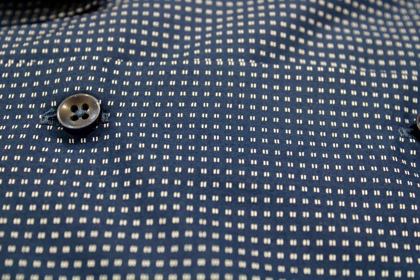 Blu con linee bianche