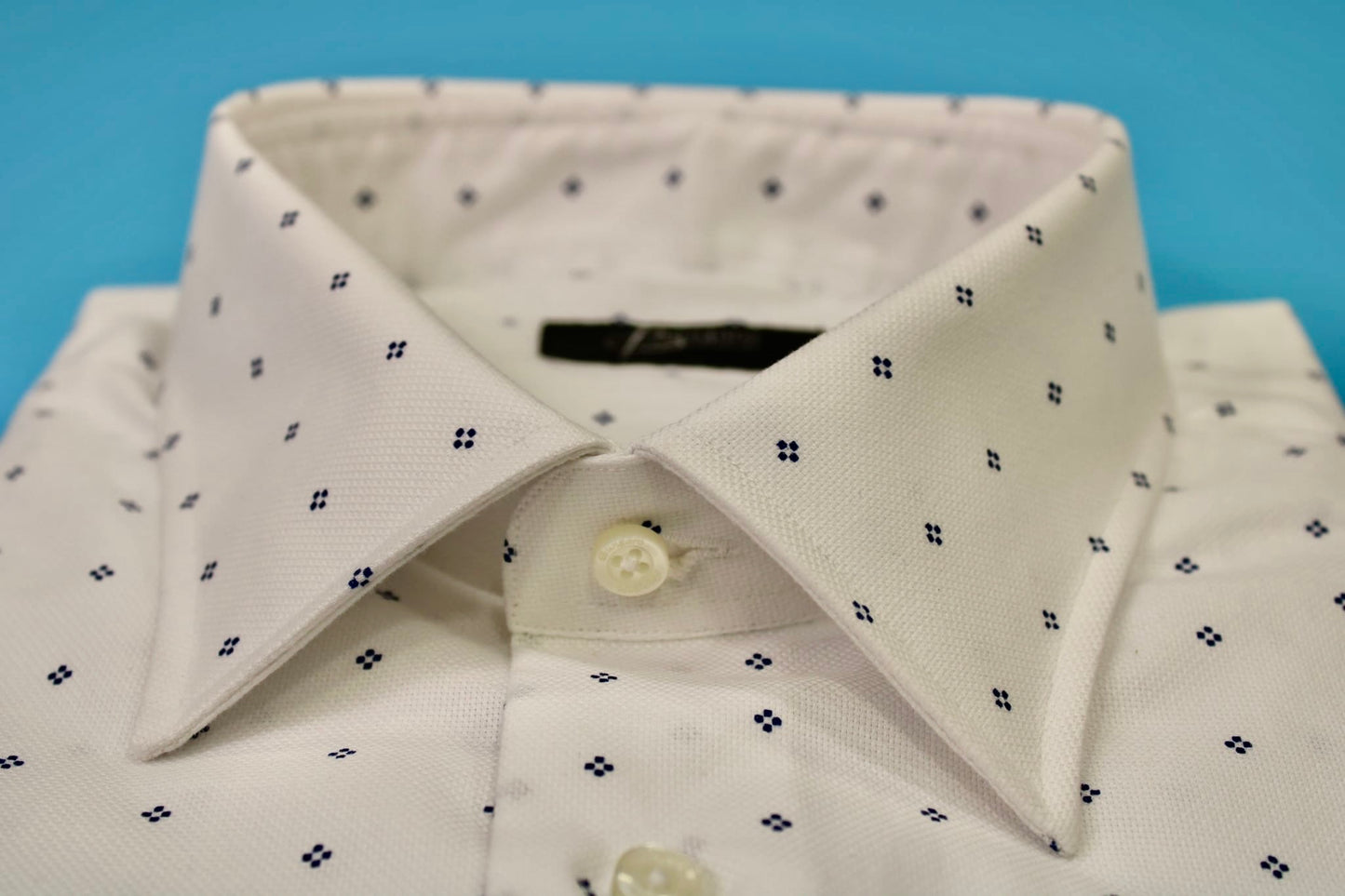 Camicia bianca con micro fantasia blu