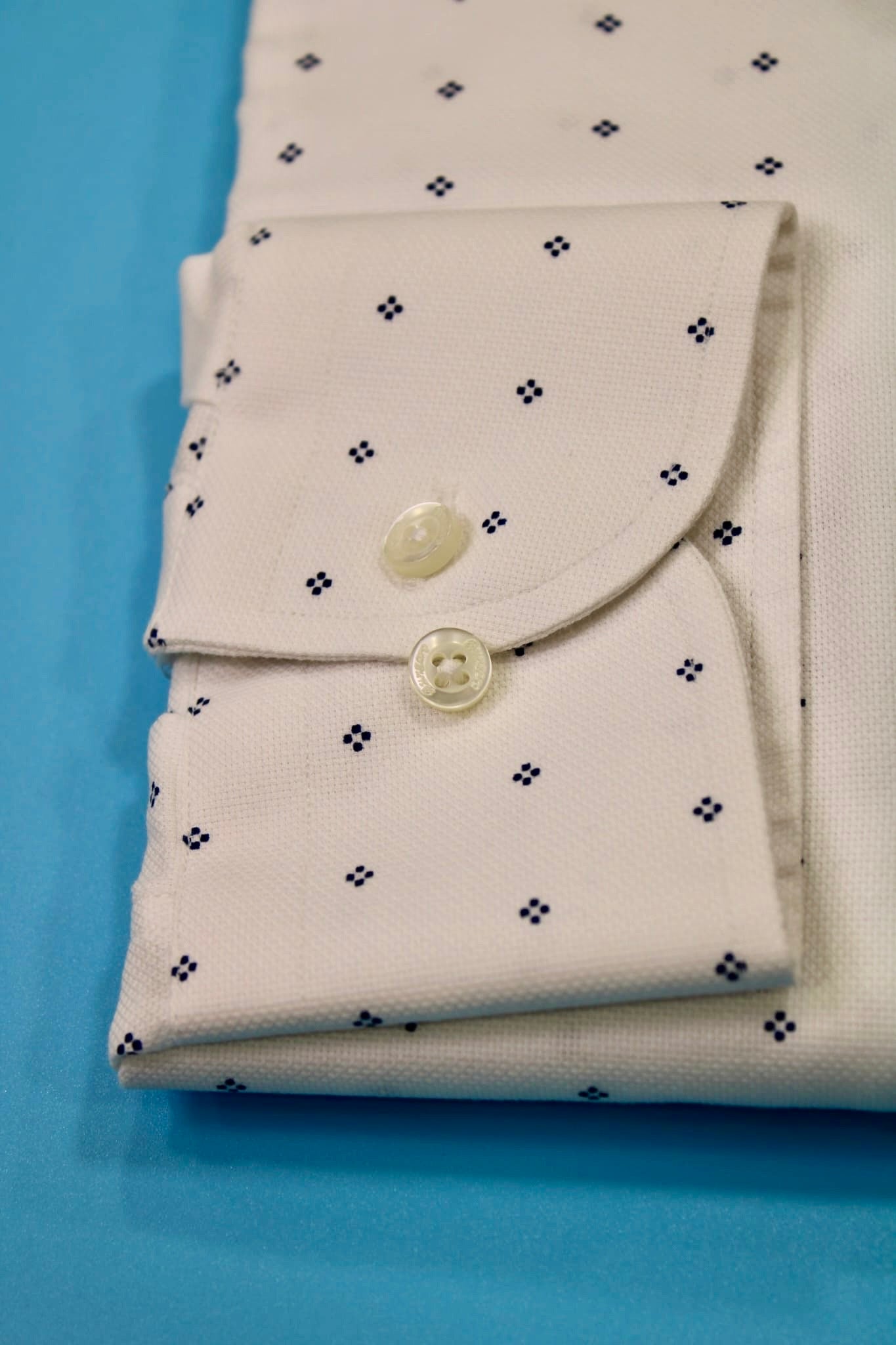 Camicia bianca con micro fantasia blu